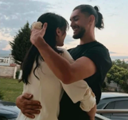 Shkon në Malësi të Madhe - Adion Puka kërkon ‘dorën’ e Fabjola Elezajt tek familja?