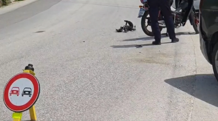 Aksident në Fier  makina përplaset me motorin  një i plagosur