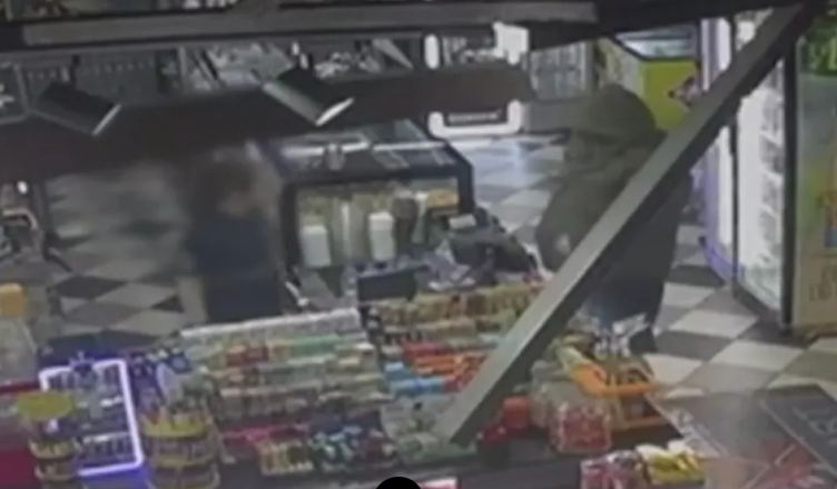 Tentuan t’i grabisnin marketin, pronari shqiptar ndjek me shkop dy të rinjtë në Selanik, pamjet bëhen virale