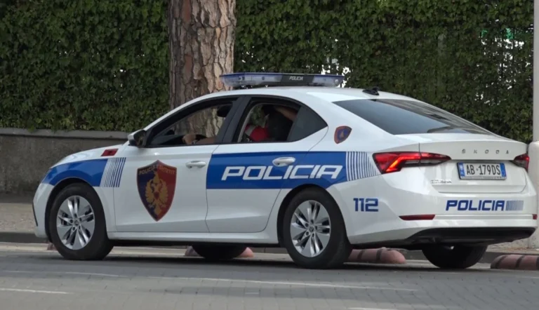 Kërcënoi me thikë menaxherin e një supermarketi, arrestohet 40-vjeçari në Korçë
