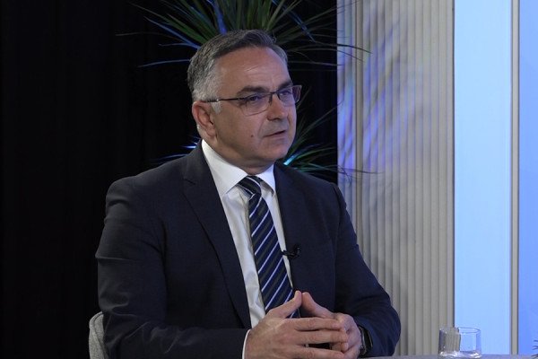 ​“Shyqyr Zotit që nuk u zgjodh Feride Rushiti”, AAK kërkon tryezë politike për presidentin pas 7 qershorit