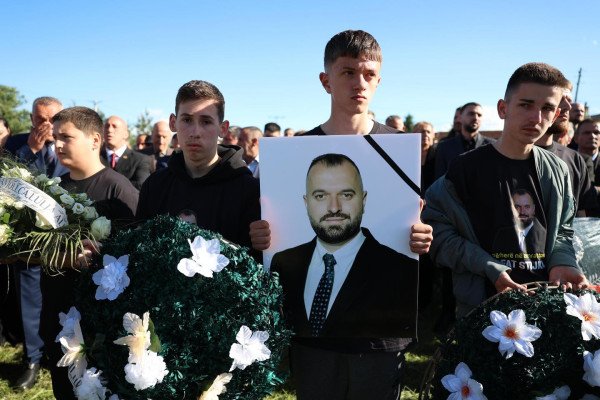 Dhimbje në Deçan: I jepet lamtumira e fundit Rifat Stojkajt