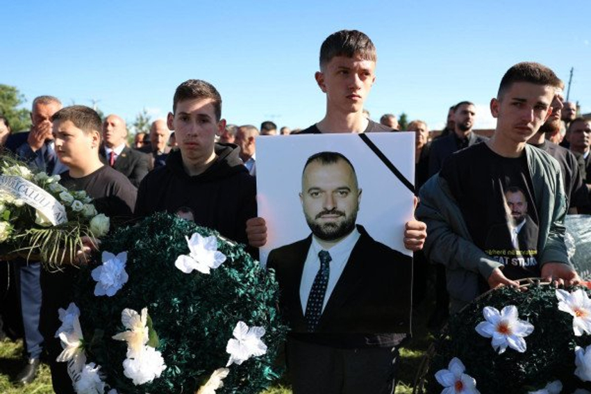 Dhimbje në Deçan  I jepet lamtumira e fundit Rifat Stojkajt