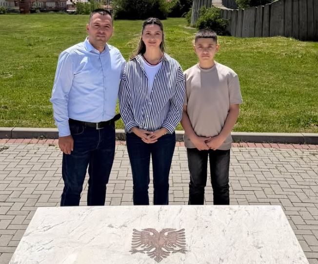 Fahri Fazliu i ri së bashku me vajzën e Agron Rrahmanit në 28-vjetorin e rënies së tij