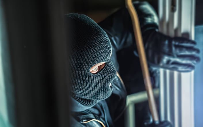 Vidhet një motoçikletë nga një lokal në Prishtinë