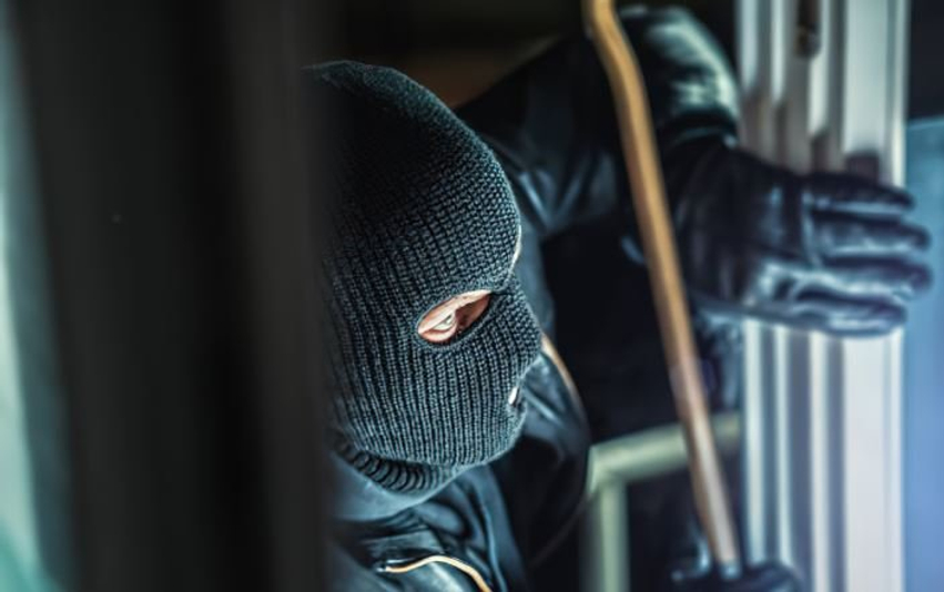 Vidhet një motoçikletë nga një lokal në Prishtinë