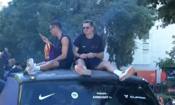 Szczesny dhe Lewa me paketë cigaresh në dorë