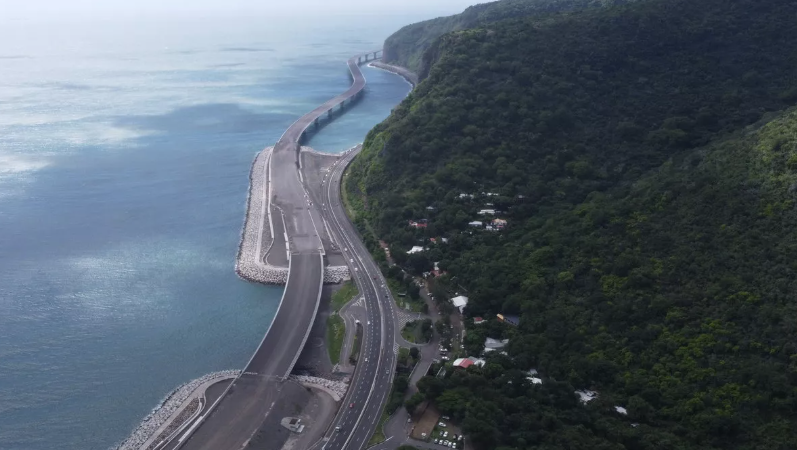 Autostrada mbi det që kushton 200 milionë euro për kilometër, projekti gjigant që po sfidon oqeanin në ishullin francez