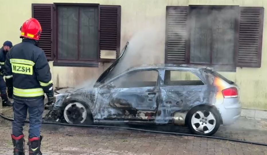 Përfshihet nga flakët një automjet, prej një jave qëndronte i parkuar brenda oborrit të Dioqezës së Lezhës