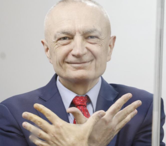 “Kafazi me 7 yje”/ Meta reagon nga qelia, sqaron simbolin me 7 gishta: Filloi të rridhte uji nga tavani në sallë