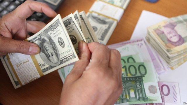 Këmbimi valutor 12 maj/ Me sa blihen e shiten dollari dhe euro, çfarë ndodh me monedhat e tjera