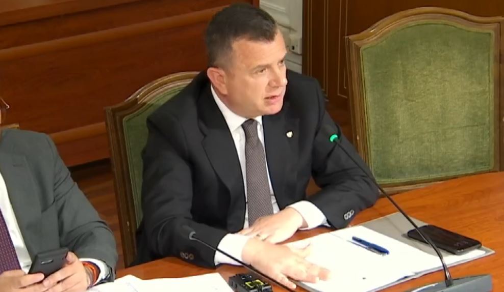 “Negociatat? Duhet t’i qëndrojmë strikt afateve”- Balla replikon me opozitën në Kuvend