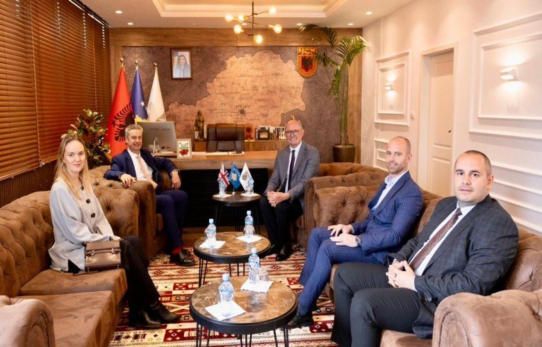 Hargreaves në Ferizaj: Diskutohet forcimi i bashkëpunimit ndërkomunal