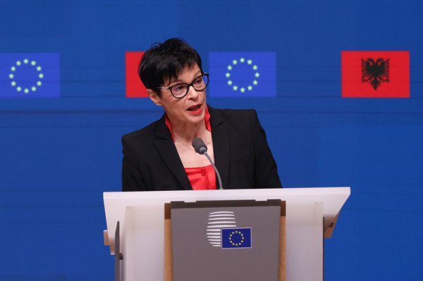 ​Komisionerja Kos vjen në Prishtinë të enjten, të premten mban tri takime, me Kurtin flet para medieve