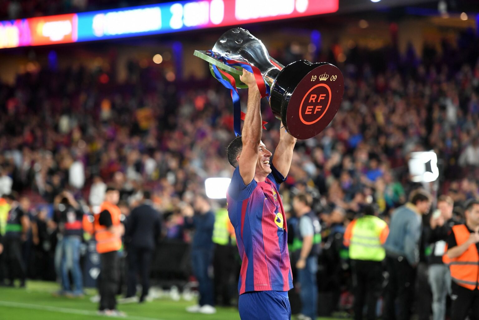Lewandowski po largohet nga Barcelona