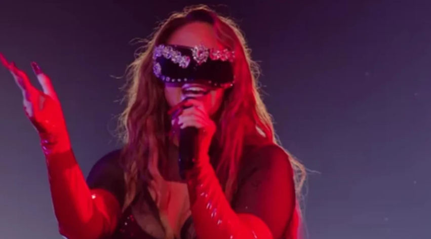 u-shfaq-me-te-edhe-ne-eurovision-historia-prekese-qe-qendron-pas-maskes-ne-fytyre-te-felicias