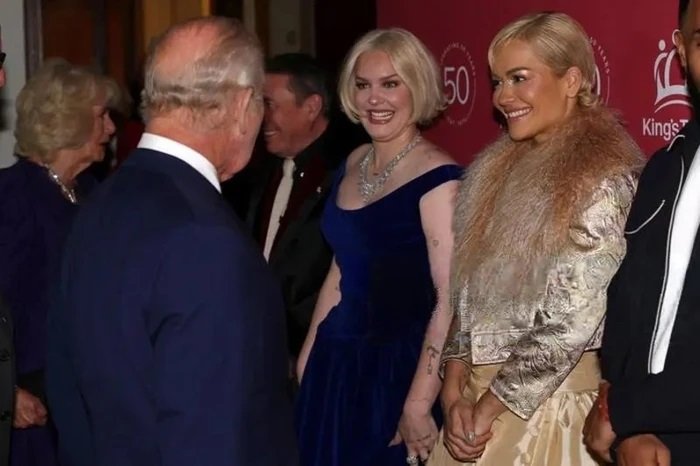 Rita Ora takohet me Mbretin Charles në Londër, shkëlqen me paraqitjen