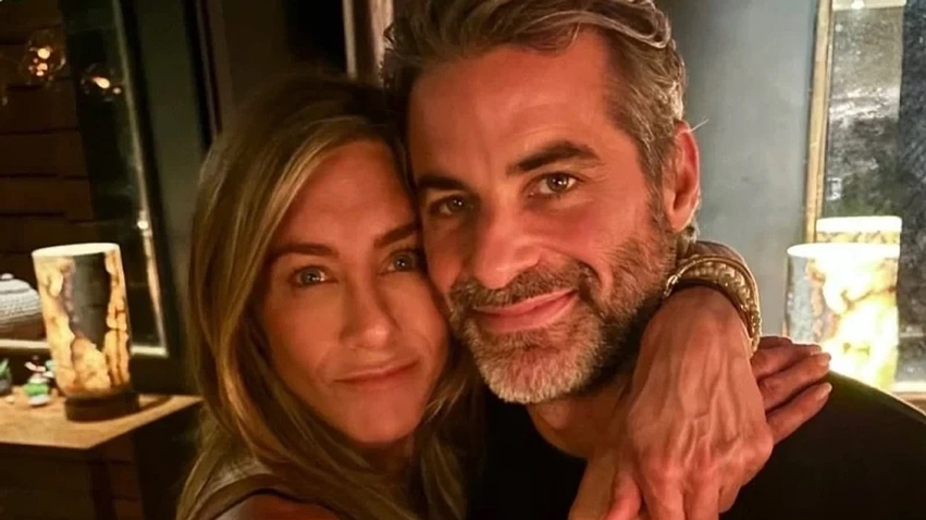 Jennifer Aniston dhe Jim Curtis po e shijojnë lidhjen e tyre  Partneri i tyre i dashurisë e bën aktoren vërtet të lumtur