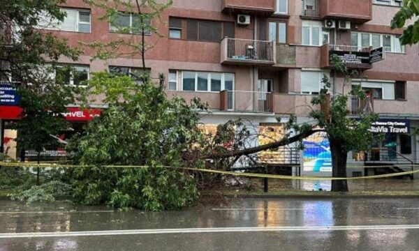 Erërat e forta shkaktuan dëme në Prishtinë, Fushtica: Janë realizuar 17 intervenime emergjente 