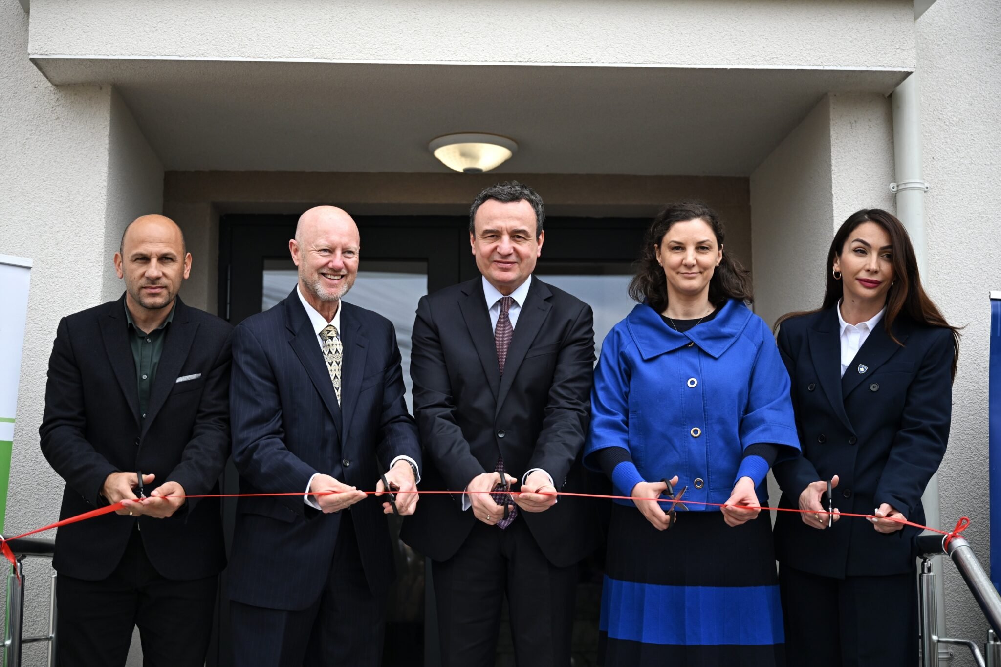 Kurti përuroi investimet në efiçiencë të energjisë në tri ndërtesa të banimit social në Prizren 