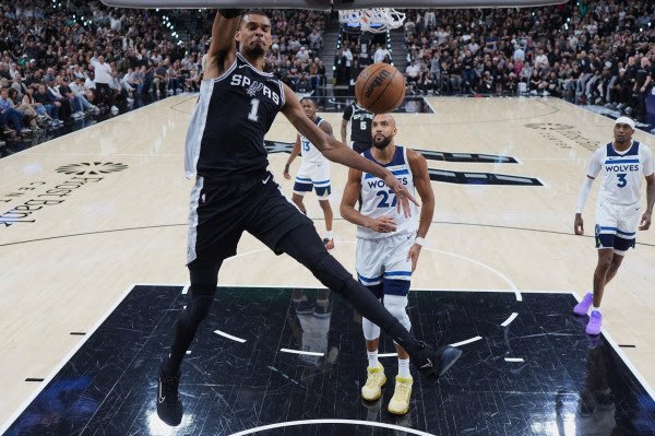 ‘Lisi” francez i Spurs, Wembanyama bën kërdi ndaj Timberwolves, pas kthimit nga përjashtimi