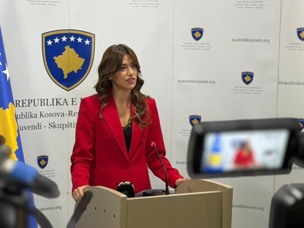 Haxhiu: S’është e drejtë që deputetët të marrin pagë kalimtare