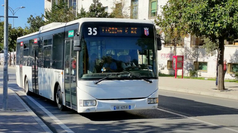 Kompensimi për transportin urban dhe ndërqytetas, qeveria miraton vendimin: 50 lekë për litër karburanti për 3 muaj