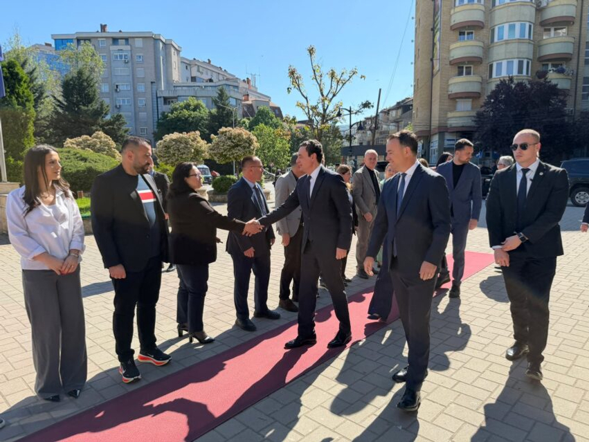Kurti shkon në Mitrovicë  viziton kryetarin Faton Peci