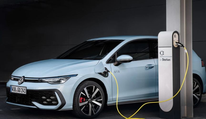 Volkswagen shtyn debutimin e Golfit elektrik