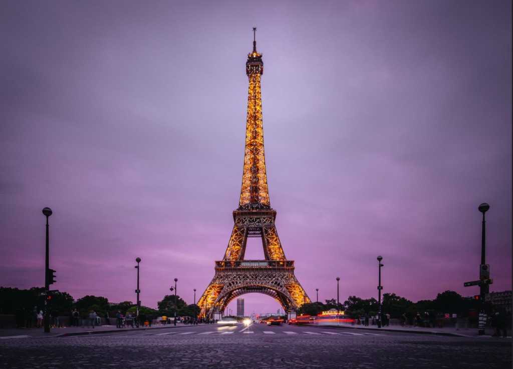 Kulla Eifel &euml;sht&euml; kthyer tashm&euml; n&euml; nj&euml; destinacion emblematik n&euml; kryeqytetin e Franc&euml;s, Parisin. Fotografia e marr...