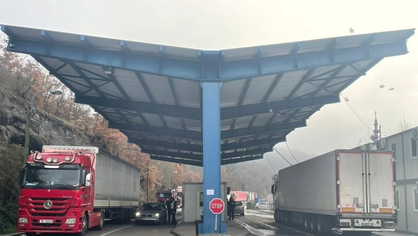  A je me Radoiçiqin a me Rashiqin    politikani serb publikon detaje të frikësimit të serbeve gjatë kalimit në Jarinje