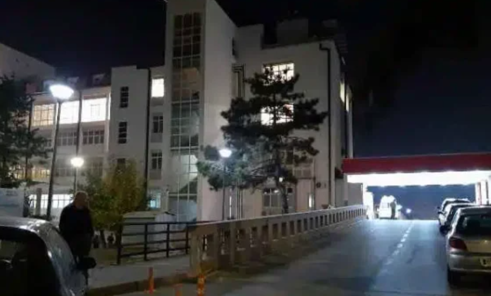 Drejtori i Emergjencës: 25 vjeçari i plagosur me armë zjarri në gjendje të rëndë e jostabile