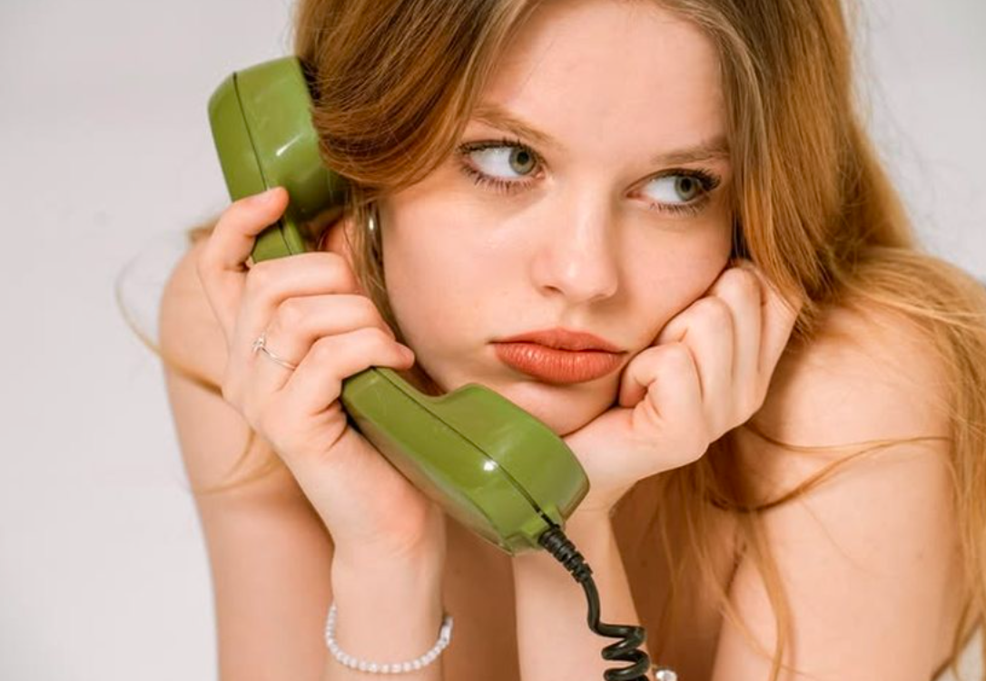 Ndryshon zërin kur flet në telefon? Arsyeja (e trishtë) psikologjike pas këtij zakoni