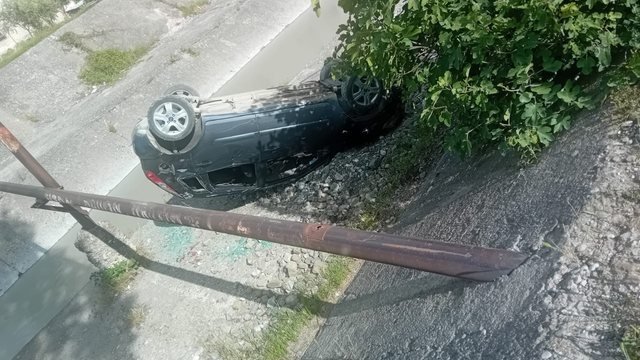 Aksident në Elbasan, makina përfundon në kanal