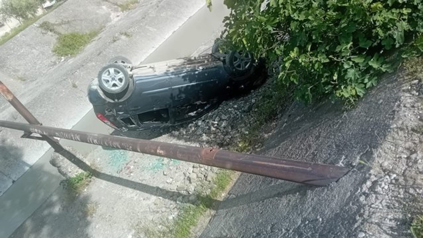 aksident-ne-elbasan-makina-perfundon-ne-kanal