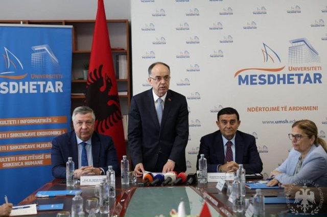Begaj vizitë në Universitetin Mesdhetar: Shqipëria ka nevojë për njerëz që dinë të mendojnë lirshëm
