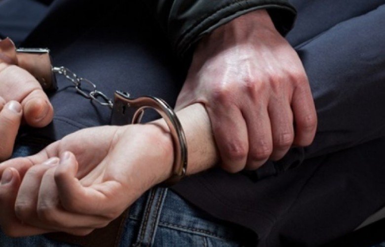 Policia arreston dy persona për posedim të narkotikëve