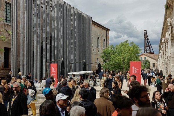 ​Bienalja e Venecias hapet pa juri, kontestohet pjesëmarrja e Rusisë dhe Izraelit