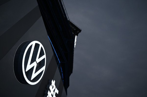 ​Punëtorët nuk lënë pronarët të mbyllin fabrika të VW-së në Gjermani