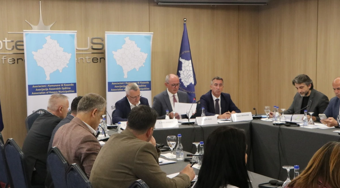 AKK: Komunat nën presion financiar, kërkohet kompensim për barrën e kontratës kolektive