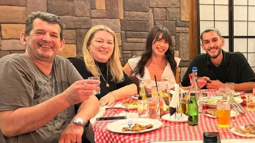 Fabjola shkon tek Adioni në Gjakovë  pozon krah prindërve të tij pas ngjarjeve në Ferma VIP 3