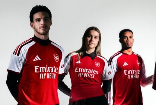 Arsenali publikon fanellat për sezonin e ri 2026/27