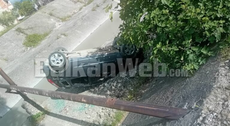 Automjeti del nga rruga në Elbasan, përfundon në përroin e Zaranikës