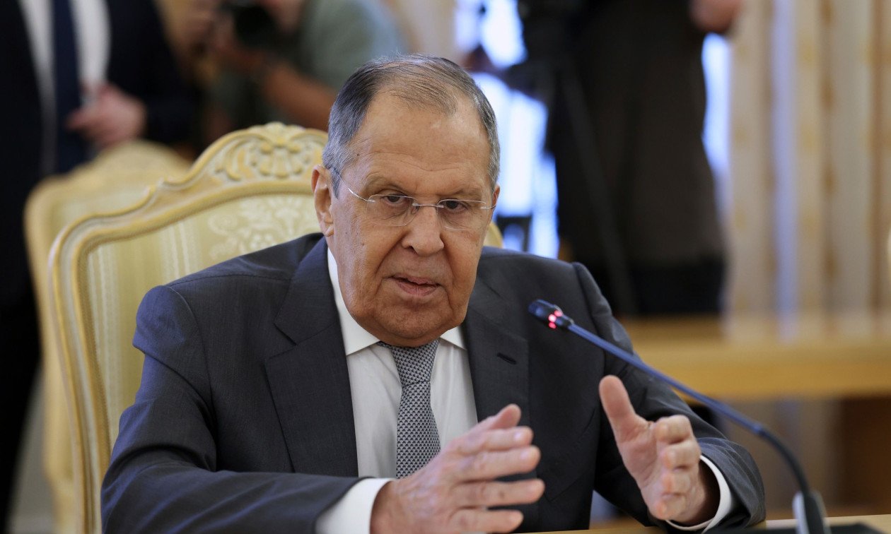 Lavrov zemërohet dhe kërcënon gazetarin: Nëse nuk e dorëzon telefonin, sigurimi do të nxjerrë një armë!