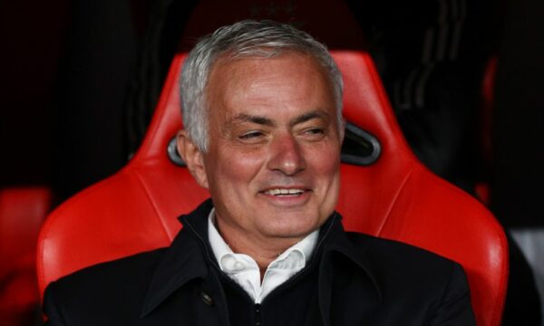 Benfica i ofron kontratë të re Mourinhos, por ai pret Real Madridin