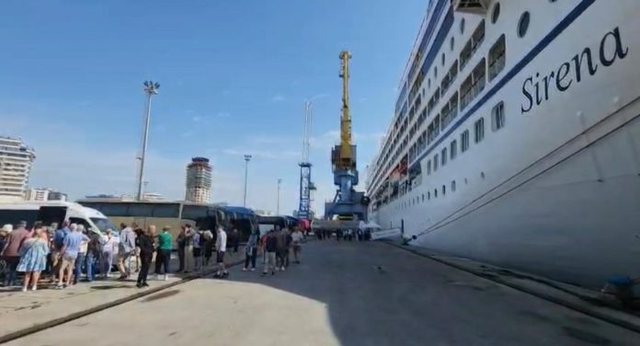 Rama: 646 turistë mbërrijnë në Durrës me kroçierën “Sirena”