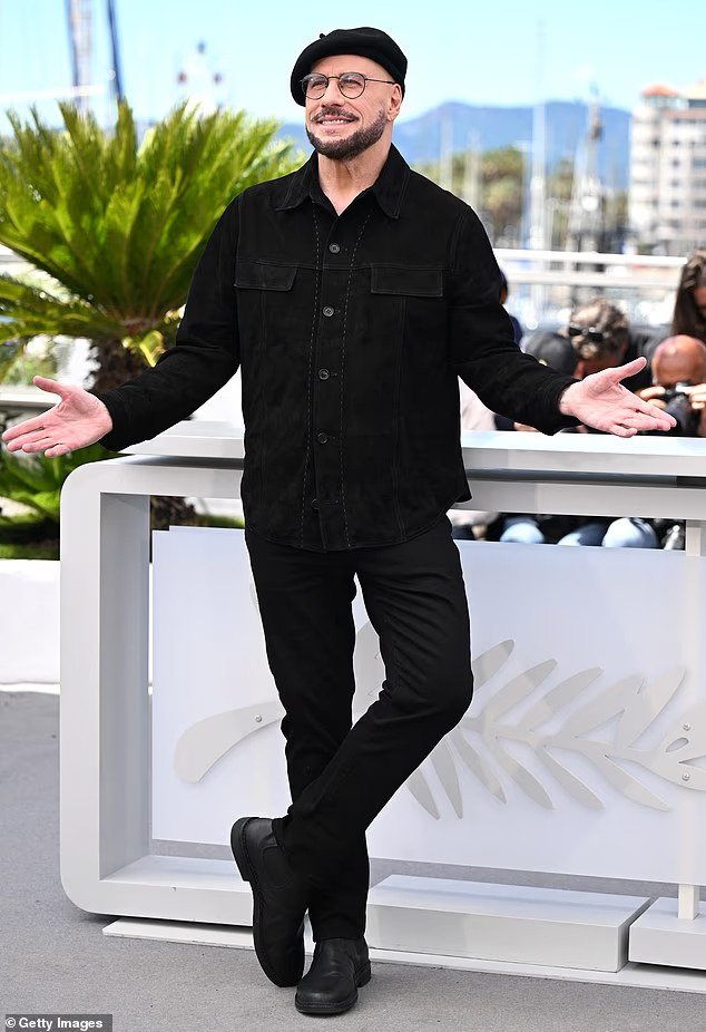 John Travolta bëhet viral në Cannes pas paraqitjes së pazakontë me beretë