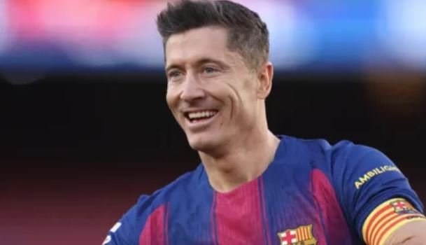 Legjenda e Unitedit ia propozon klubit të nënshkruajë me Lewandowskin