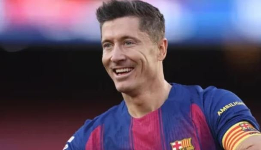 Legjenda e Unitedit ia propozon klubit të nënshkruajë me Lewandowskin