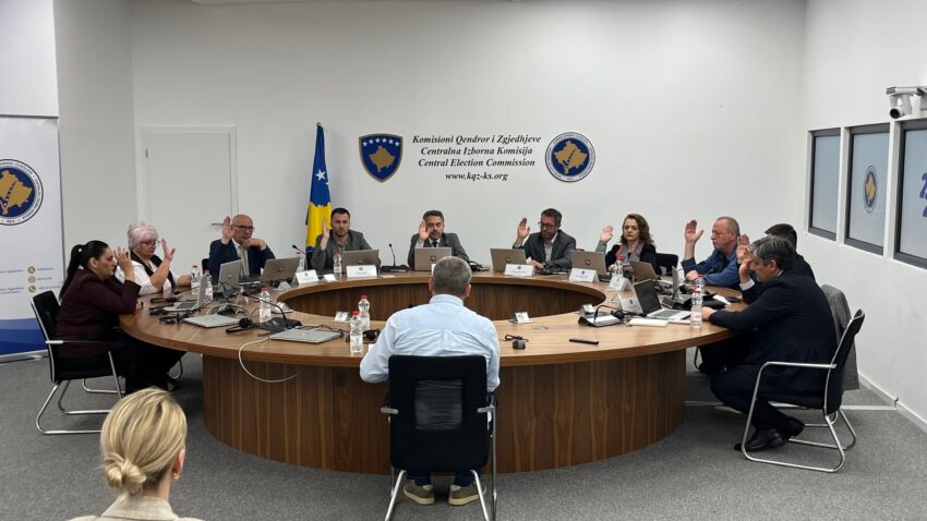 KQZ miraton formulat se si do të përbëhen këshillat e vendvotimeve dhe ekipet e numërimit të votave në QKN
